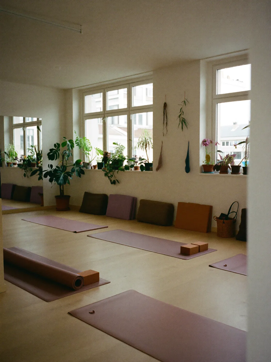 De lichte, rustige yogastudio van Studio Flow
